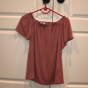 A cute pink off the shoulder shirt!💓